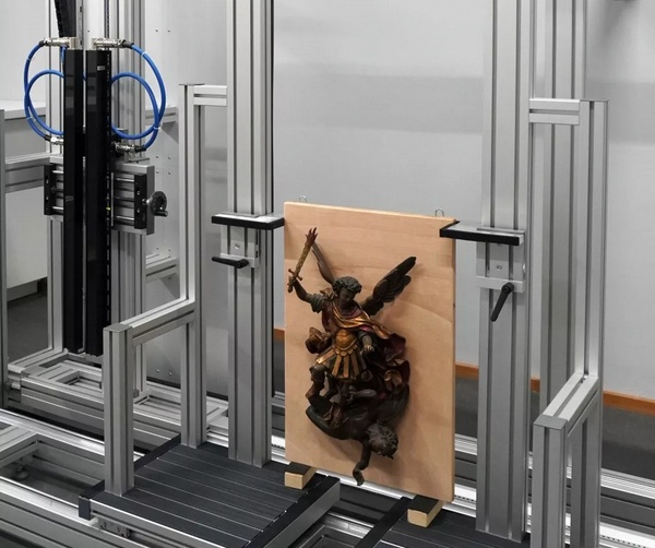 Eine Holzskulptur in dem Röntgengerät, mit dem das Herzog Anton Ulrich Museum in Braunschweig (Deutschland) Kunstobjekte durchleuchtet